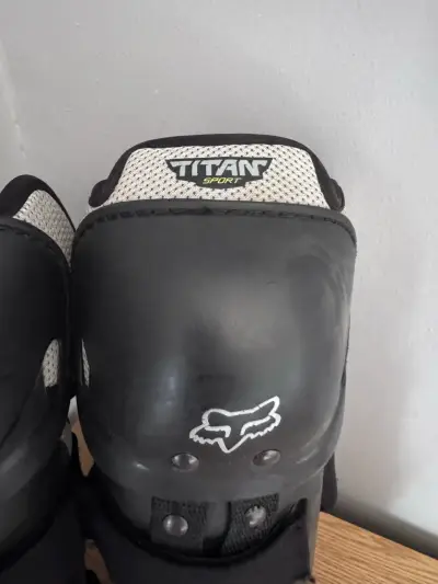 Rodilleras de moto Fox Titan Sport negras Adulto - miniatura 3