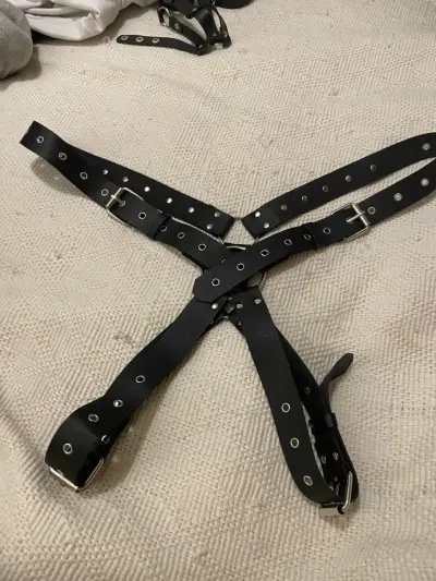 Arnés de cuero negro con cadenas metálicas - miniatura 1