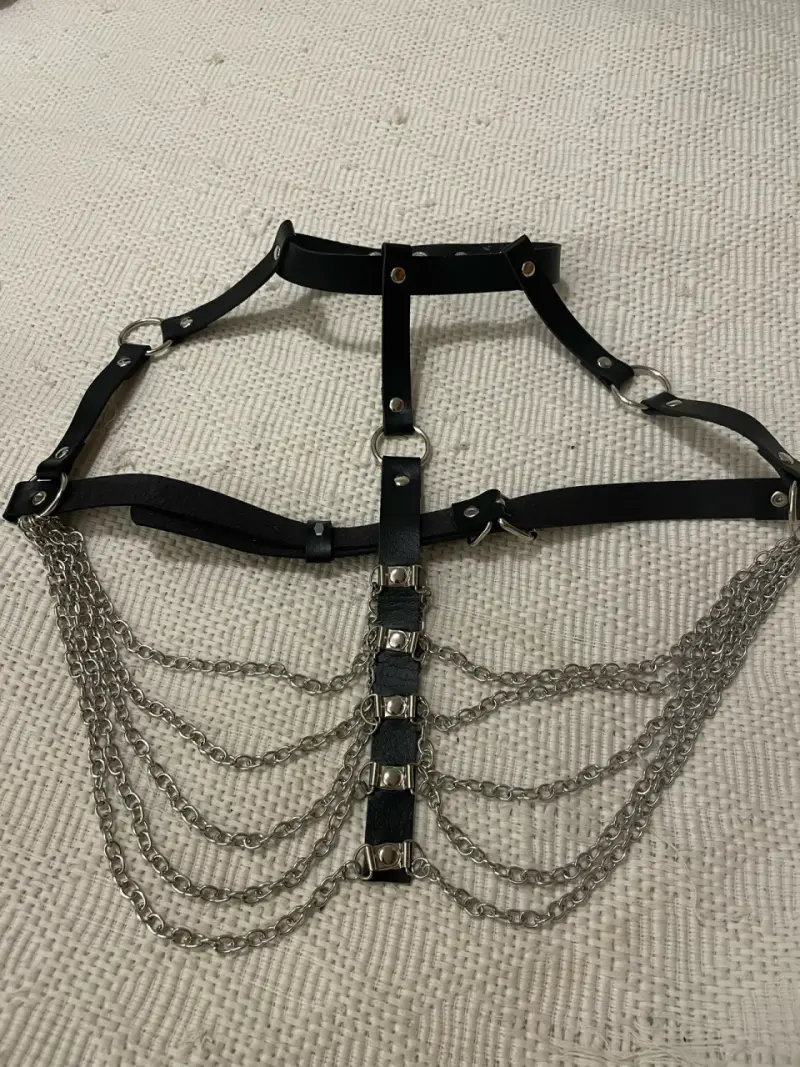 Arnés de cuero negro con cadenas metálicas - 2