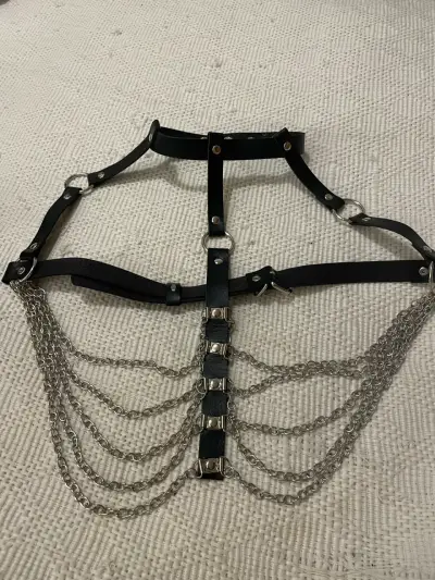Arnés de cuero negro con cadenas metálicas - miniatura 2