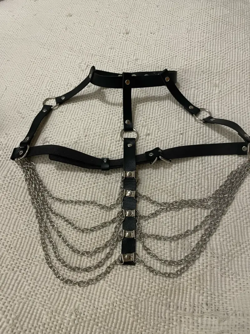 Arnés de cuero negro con cadenas metálicas - 3