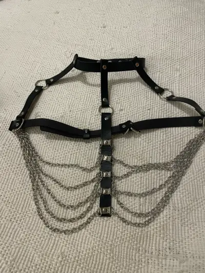 Arnés de cuero negro con cadenas metálicas - miniatura 3