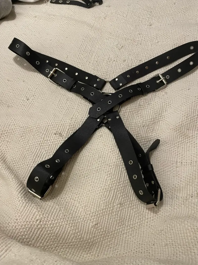 Arnés de cuero negro con cadenas metálicas - 4