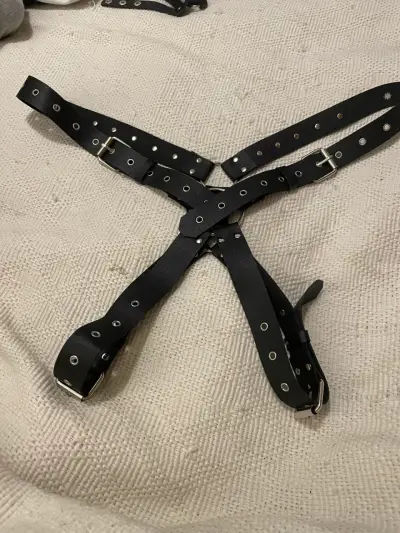 Arnés de cuero negro con cadenas metálicas - miniatura 4