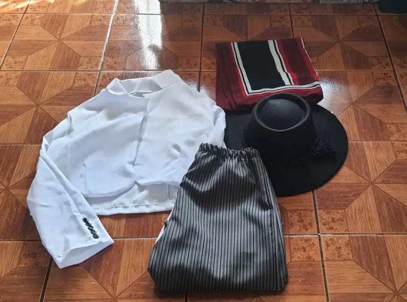 Conjunto de huaso chileno con sombrero