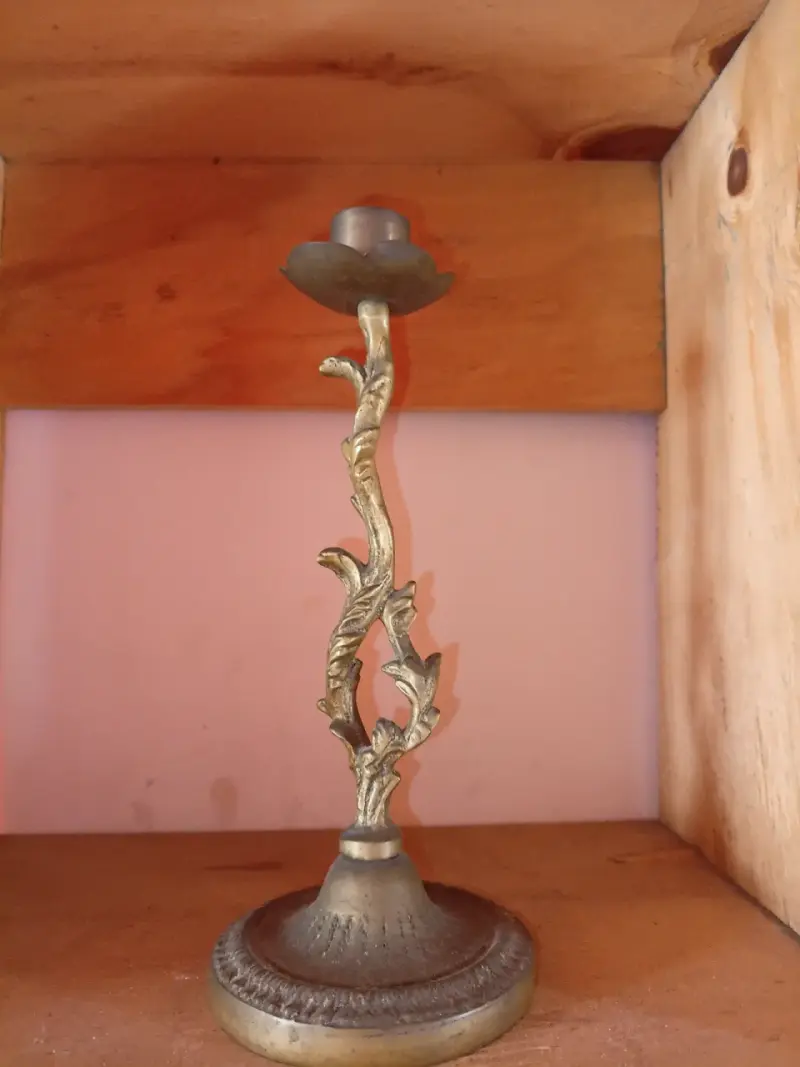 Candelabro de bronce vintage decorativo