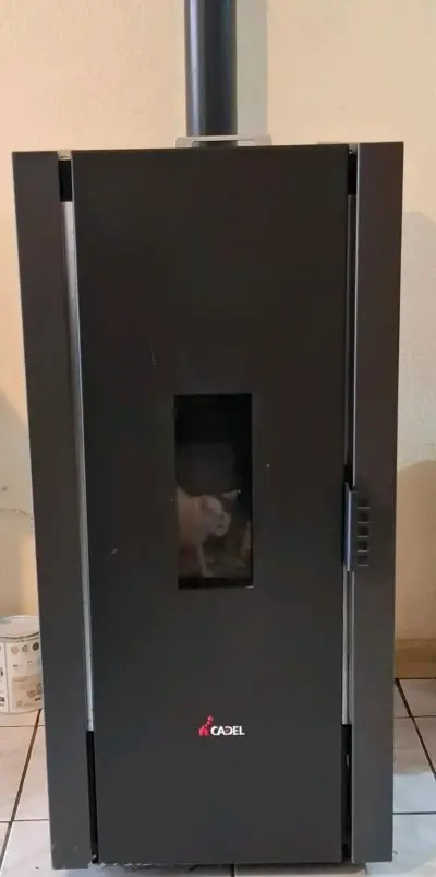 Estufa a pellet Cadel eficiente y moderna - miniatura 2