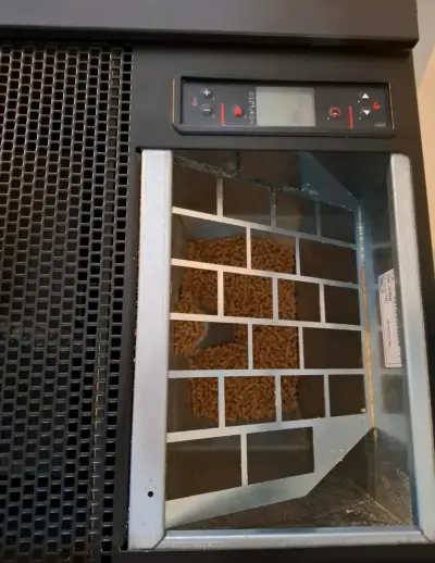 Estufa a pellet Cadel eficiente y moderna - miniatura 5