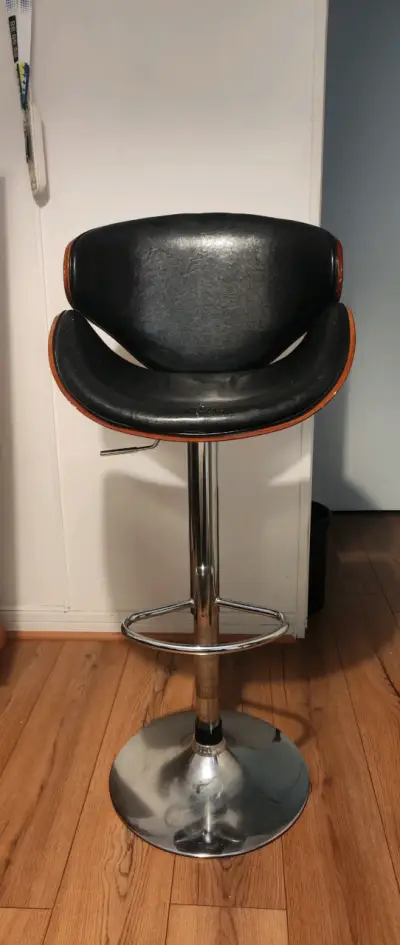 Silla de Bar Negra con Base Cromada - miniatura 1