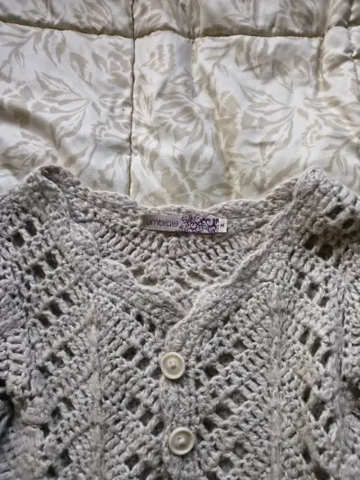 Cardigan de crochet gris claro para mujer - miniatura 2