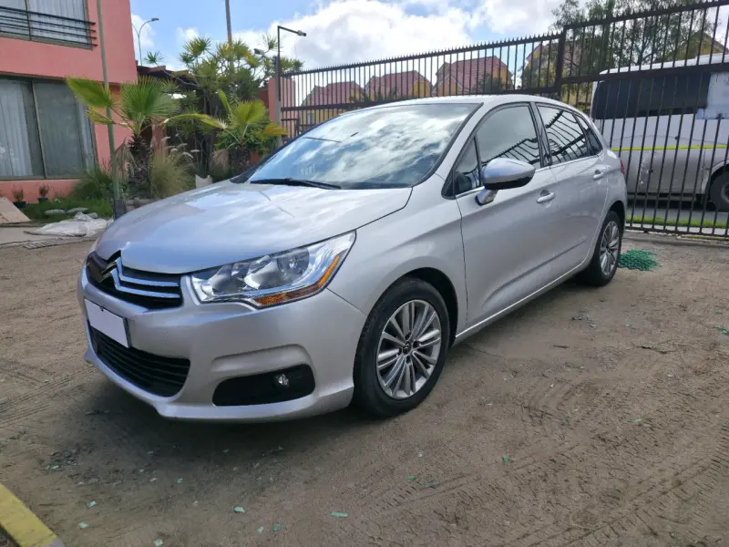 Citroën C4 2014 en buen estado, color plateado - 1