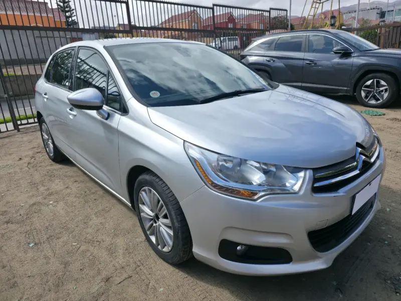 Citroën C4 2014 en buen estado, color plateado - 2