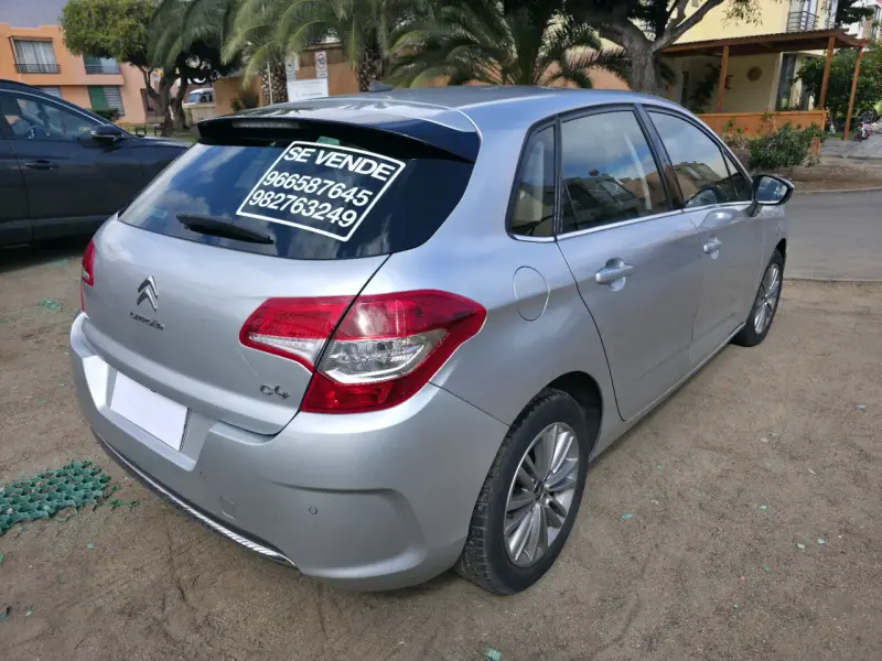 Citroën C4 2014 en buen estado, color plateado - 3
