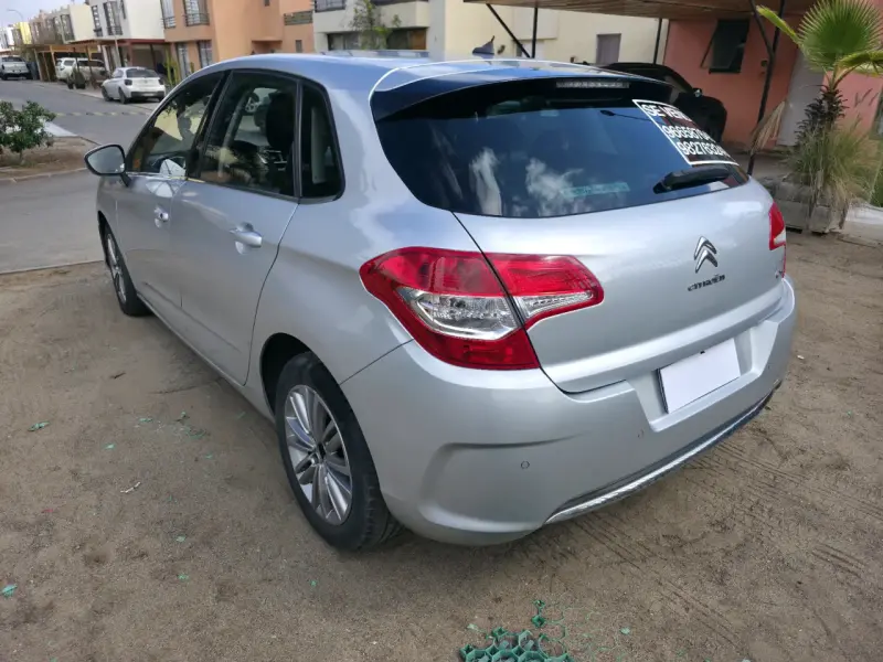 Citroën C4 2014 en buen estado, color plateado - 4