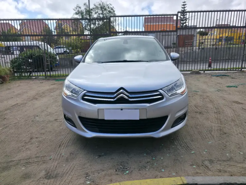 Citroën C4 2014 en buen estado, color plateado - 5