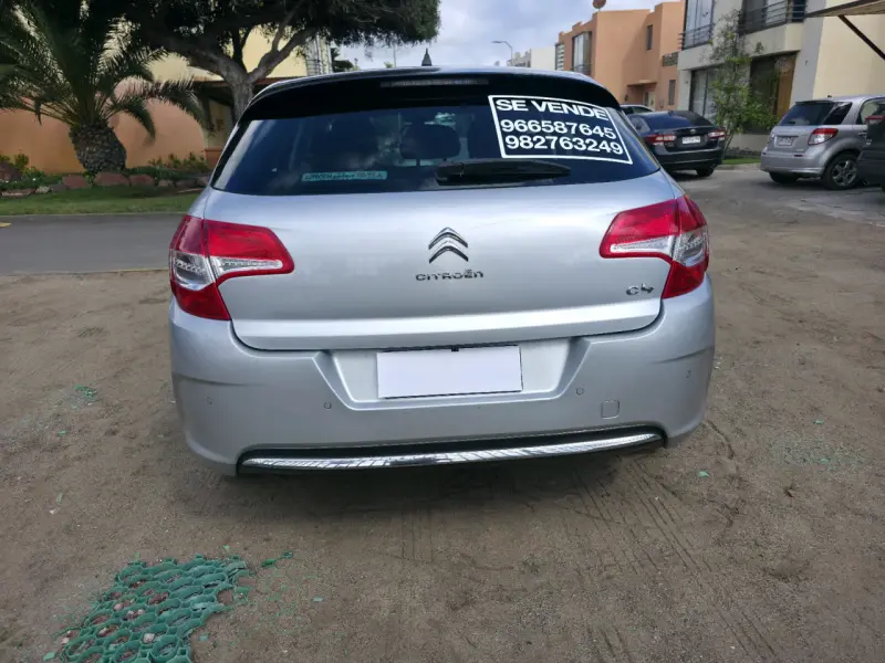 Citroën C4 2014 en buen estado, color plateado - 6