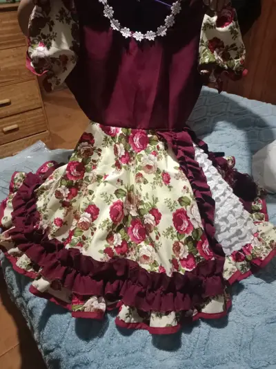 Vestido folclórico floral para niña - miniatura 2