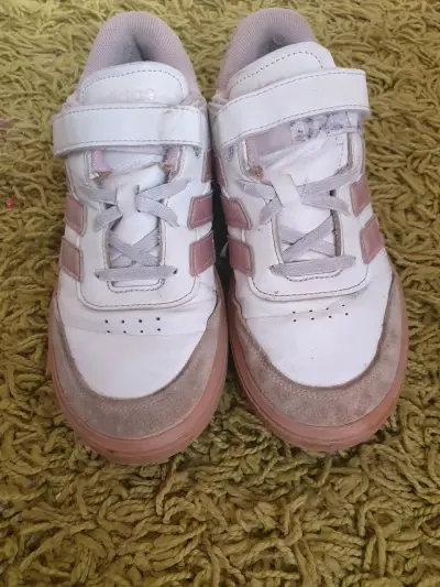 Zapatillas deportivas Adidas blancas con detalles rosados - miniatura 1