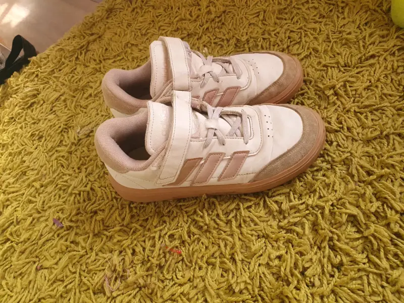 Zapatillas deportivas Adidas blancas con detalles rosados - 2