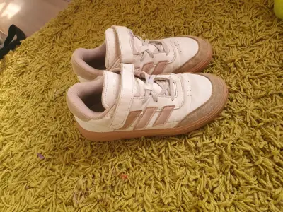 Zapatillas deportivas Adidas blancas con detalles rosados - miniatura 2