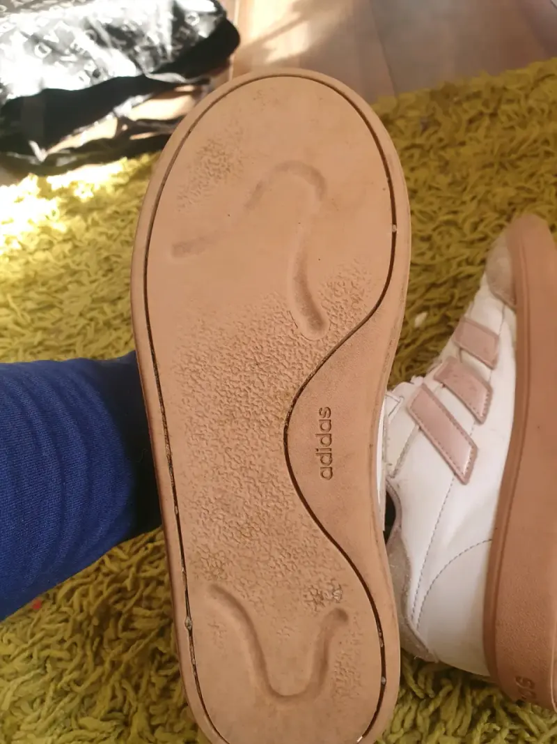 Zapatillas deportivas Adidas blancas con detalles rosados - 3