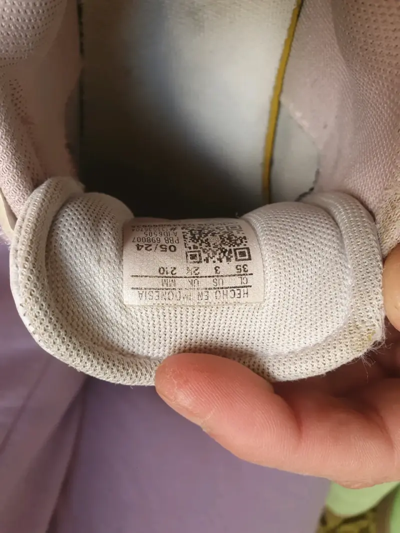 Zapatillas deportivas Adidas blancas con detalles rosados - 4