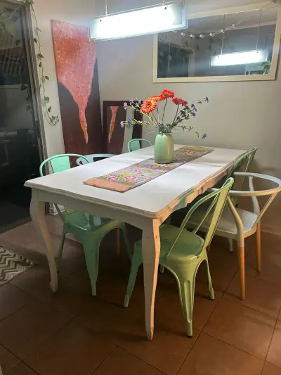 Mesa de comedor blanca con sillas metálicas - miniatura 1
