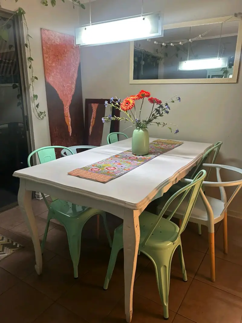 Mesa de comedor blanca con sillas metálicas - 2
