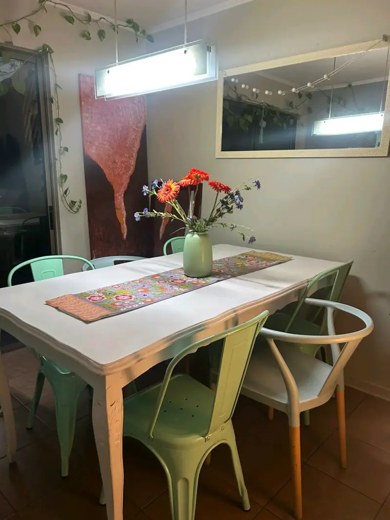 Mesa de comedor blanca con sillas metálicas - 3