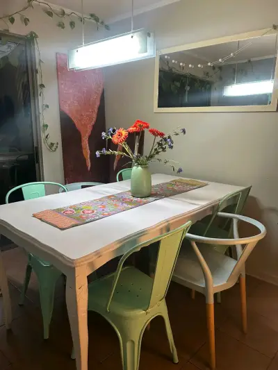 Mesa de comedor blanca con sillas metálicas - miniatura 3