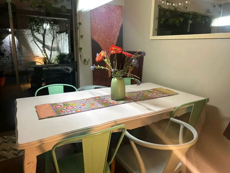 Mesa de comedor blanca con sillas metálicas - 4