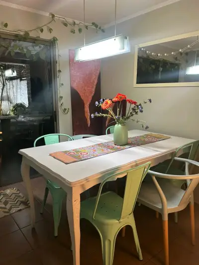 Mesa de comedor blanca con sillas metálicas - miniatura 5