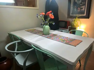 Mesa de comedor blanca con sillas metálicas - miniatura 6