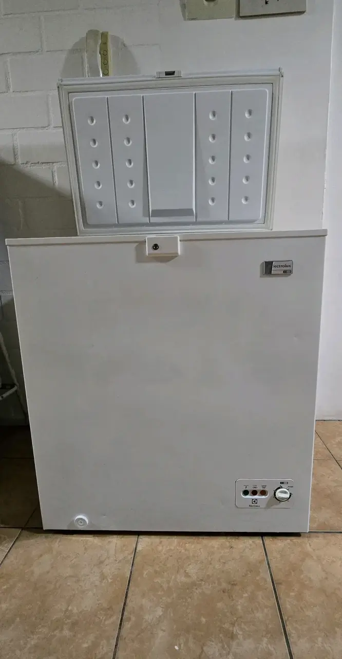 Congelador horizontal Electrolux 142 litros - 1