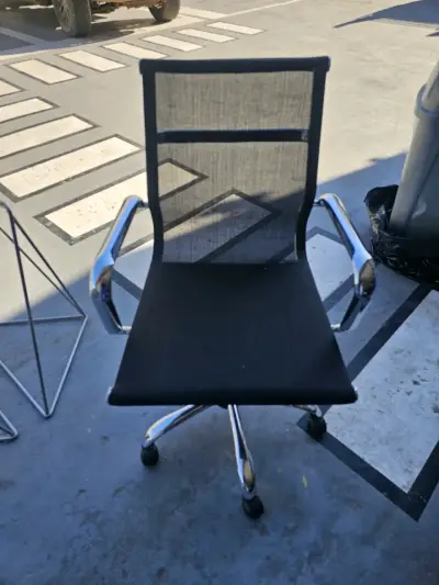 Silla de oficina ergonómica con ruedas - miniatura 2