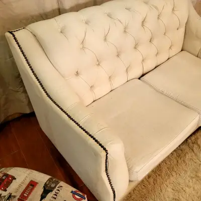 Sofá beige de dos plazas estilo capitoné - miniatura 3