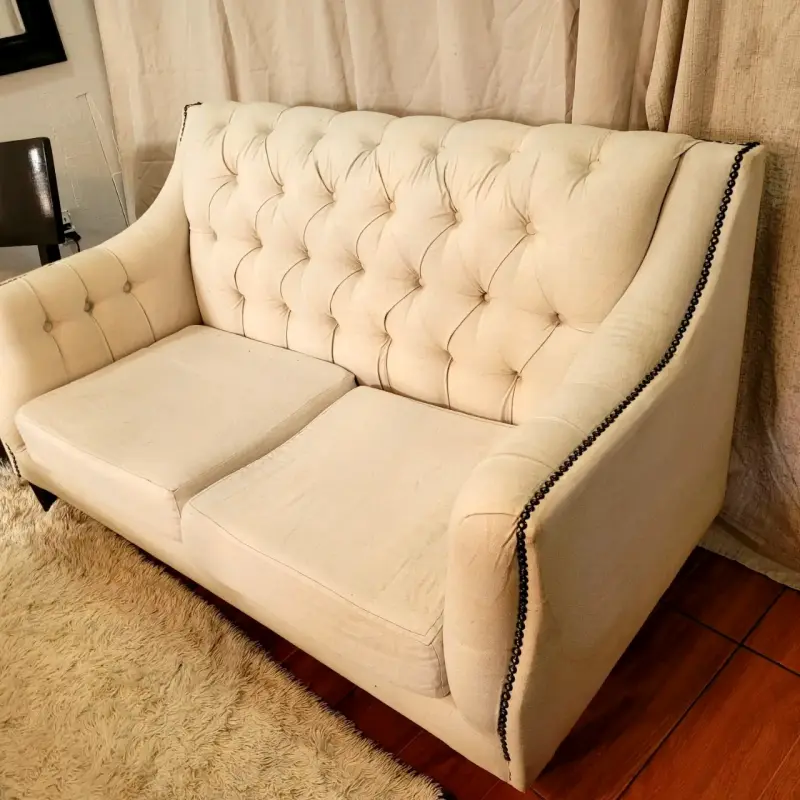 Sofá beige de dos plazas estilo capitoné - 4