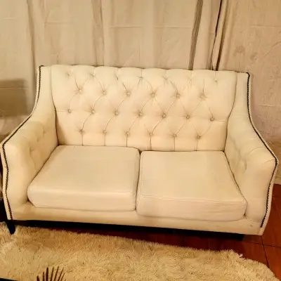 Sofá beige de dos plazas estilo capitoné - miniatura 5