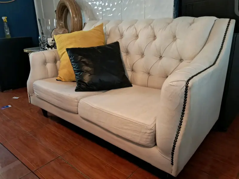 Sofá beige de dos plazas estilo capitoné - 6