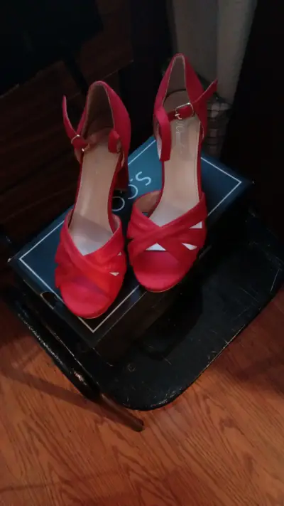Zapatos de tacón rojo elegante para mujer - miniatura 1