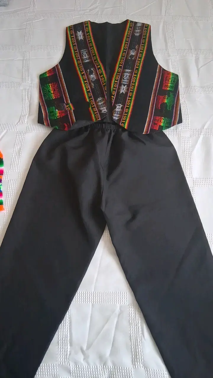 Traje típico andino con chaleco bordado - 1