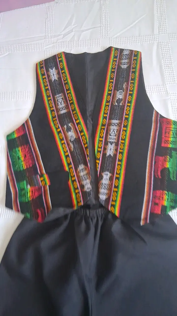 Traje típico andino con chaleco bordado - 3