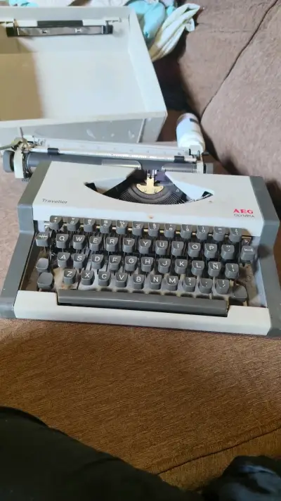 Máquina de escribir AEG Olympia Traveller portátil - miniatura 1