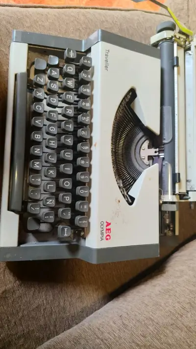 Máquina de escribir AEG Olympia Traveller portátil - miniatura 2