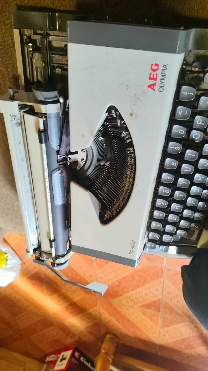 Máquina de escribir AEG Olympia Traveller portátil - 4