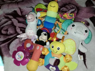 Juguetes de estimulación para bebés con peluches y libros - miniatura 2
