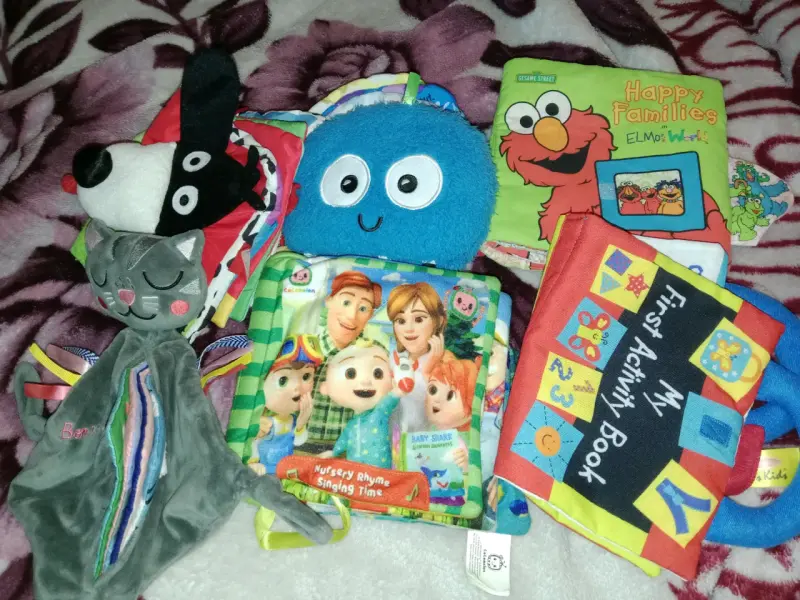 Juguetes de estimulación para bebés con peluches y libros - 3