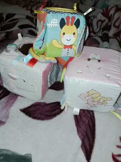 Juguetes de estimulación para bebés con peluches y libros - miniatura 4