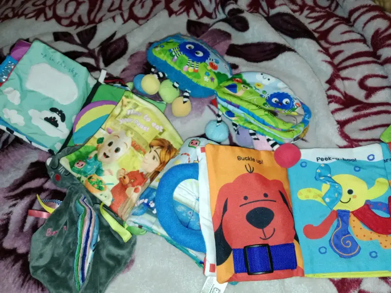 Juguetes de estimulación para bebés con peluches y libros - 5