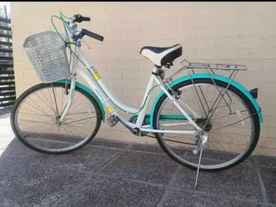 Bicicleta urbana con canasto blanco y verde - miniatura 2